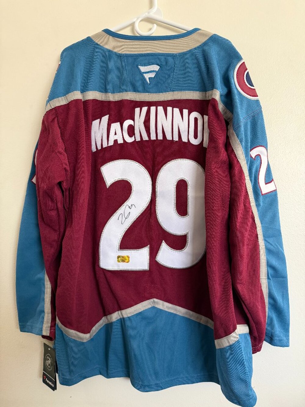 NATHAN MACKINNON SIGNED COLORADO AVALANCHE AUTOGRAPHED JERSEY W/COA - XXL 18-01